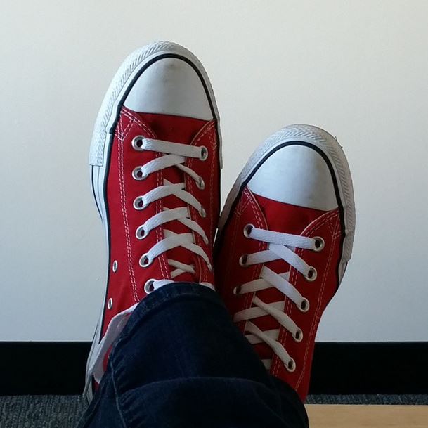 red converse on feet